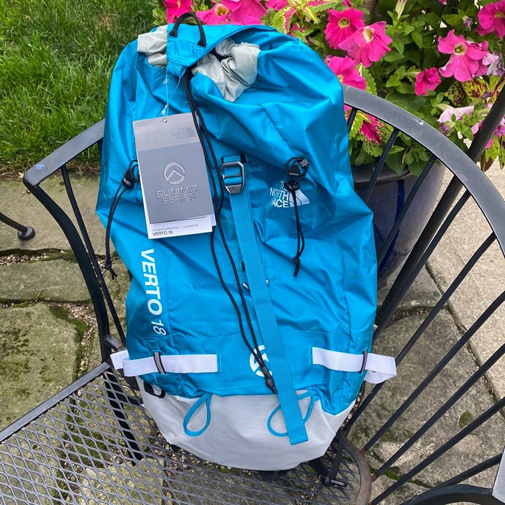 The north face Verto 18 hiking backpack enamel blue/TNF white